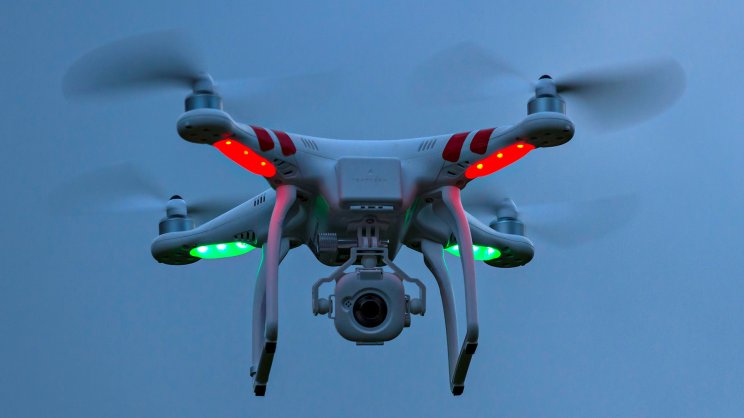 A LED fényekkel ellátott drón tökéletesen látható bármilyen helyzetben.