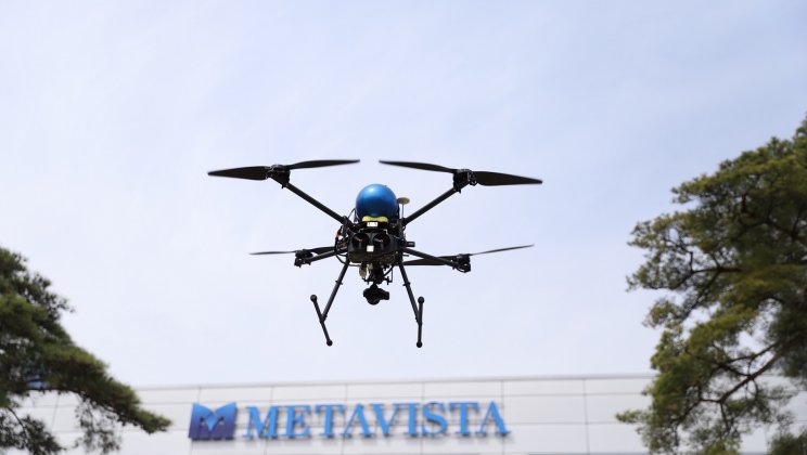 Repülő barátunk műanyag részei nem értékelik a melléktermékként nyilvántartott forróságot.
