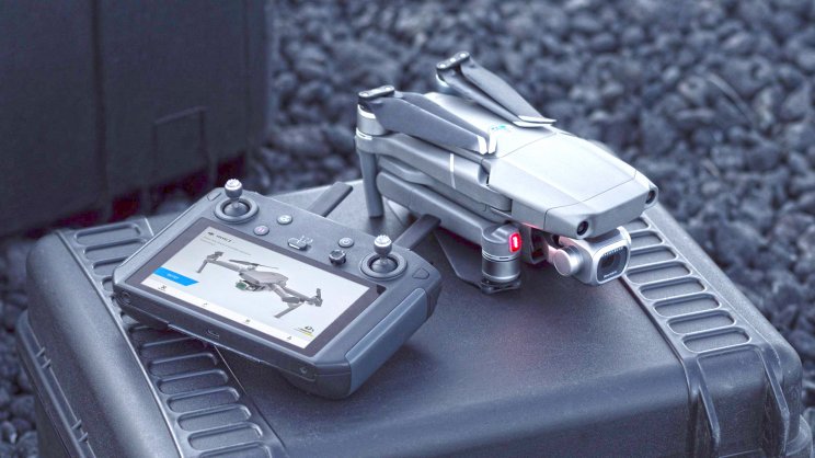 Az egyik legnépszerűbb kontroller a DJI Smart Controller, nem véletlenül