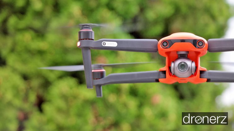 Kicsit nehezebb mint egy Mavic 2 Pro, de a repülési teljesítményében ez nem érhető tetten