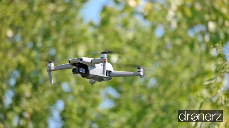 68 km/h, fél óra repidő és 10km hatótáv jellmezi a DJI Mavic Air 2-t