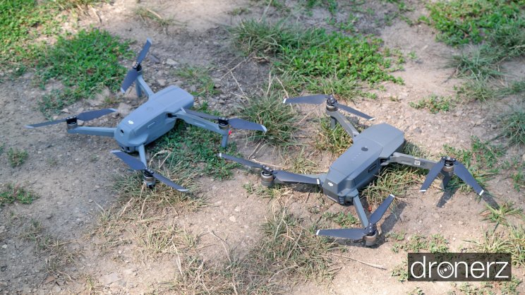 Jobb oldalt egy első szériás Mavic Pro, látható a méretkülönbség