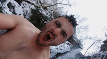 A pilóta beugrott a jéghideg vízbe, hogy kimentse a bezuhant FPV drónját - videó