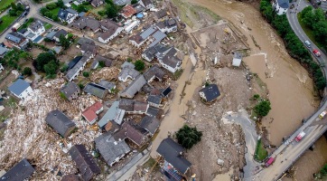 Drónvideón láthatjuk a német esőzések által okozott borzasztó pusztítást