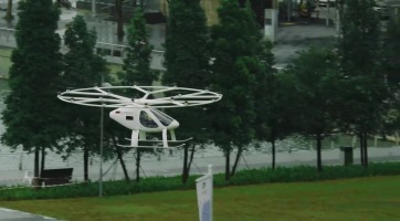 Most először repült legénységgel Párizs mellett a Volocopter légi taxija