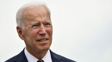 Drón fényshow-val ünnepelte Joe Biden, hogy megnyerte Trump ellen a választásokat