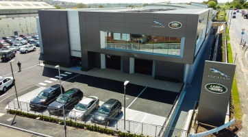 FPV drónnal repülték körbe a Jaguar Land Rover bemutatótermét