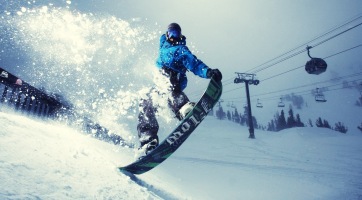 Hihetetlenül mozgalmas drónvideón a snowboardozás élménye