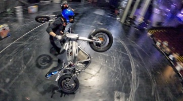 Nem mindennapi FPV drónvideó jött motoros egykerekezőkről