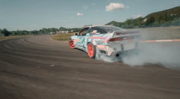 Száguldás és driftelés egy drón szemszögéből