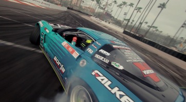 Szédületes drónfelvételen egy Formula Drift autó száguldása