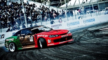 Villámgyors száguldás, driftelés és egy FPV drón - autós drónvideó érkezett