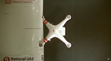 A DJI követeli a repülőszárnyba csapódó drón videójának eltávolítását