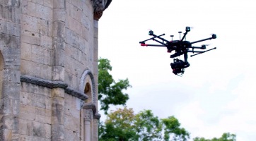 A DJI és a Hasselblad közösen segédkezett a Met Kolostor egyik szentélyének a karbantartásában 